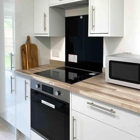 Modern Flat Near Train Station With Free Parking Apartment CBG Exterior photo