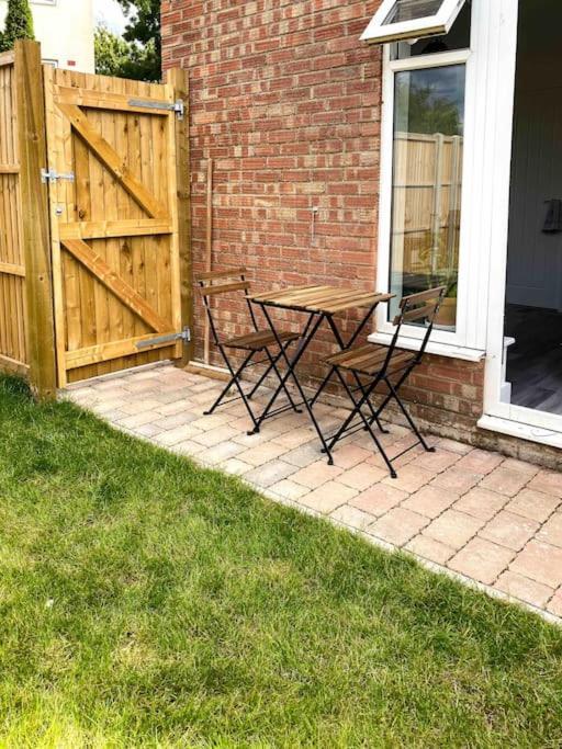 Modern Flat Near Train Station With Free Parking Apartment CBG Exterior photo