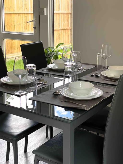 Modern Flat Near Train Station With Free Parking Apartment CBG Exterior photo