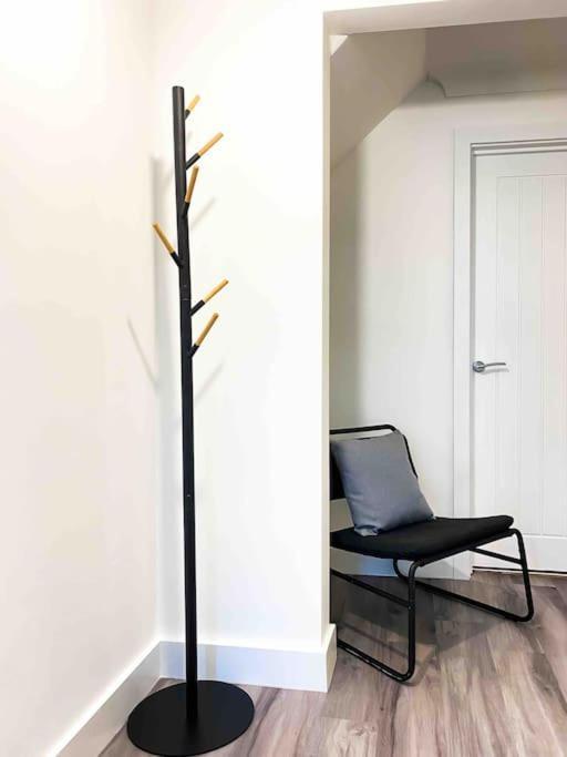 Modern Flat Near Train Station With Free Parking Apartment CBG Exterior photo