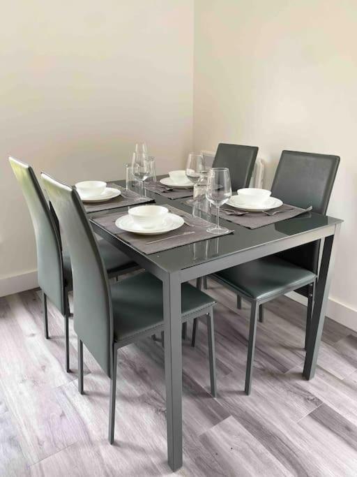 Modern Flat Near Train Station With Free Parking Apartment CBG Exterior photo