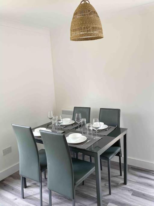 Modern Flat Near Train Station With Free Parking Apartment CBG Exterior photo