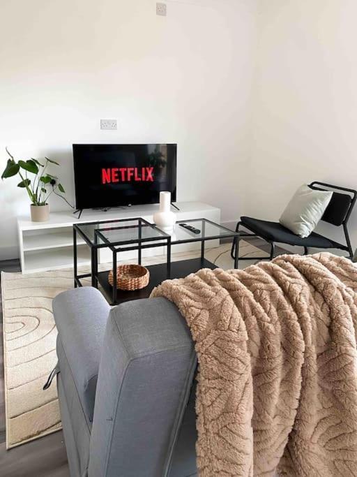 Modern Flat Near Train Station With Free Parking Apartment CBG Exterior photo