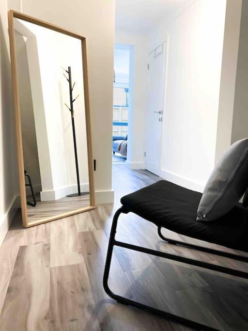 Modern Flat Near Train Station With Free Parking Apartment CBG Exterior photo