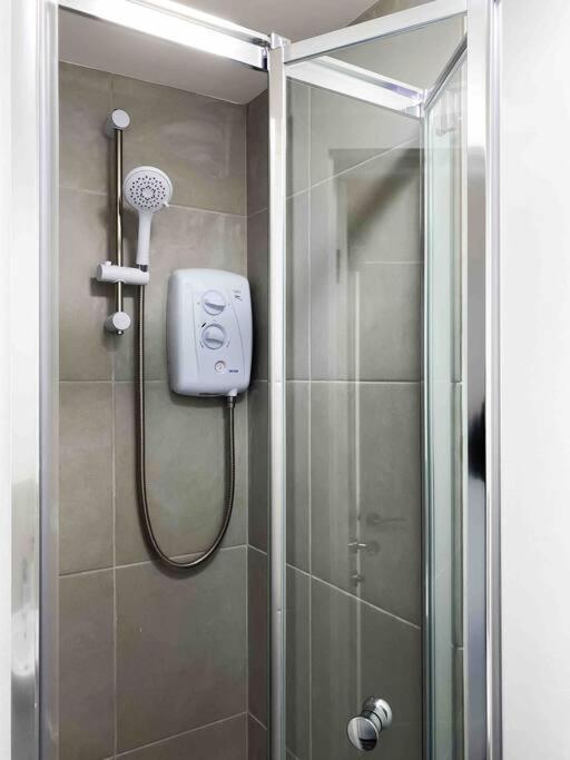 Modern Flat Near Train Station With Free Parking Apartment CBG Exterior photo