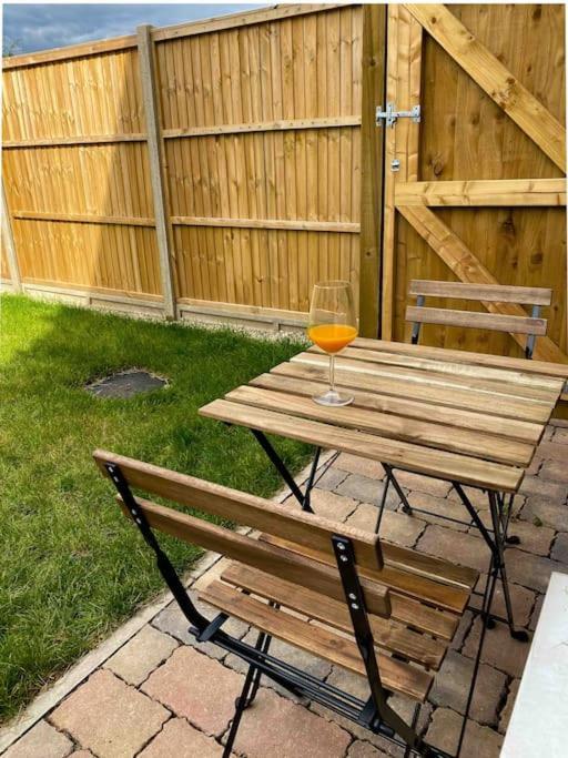 Modern Flat Near Train Station With Free Parking Apartment CBG Exterior photo