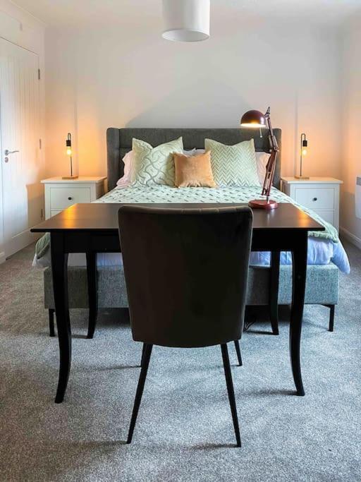 Modern Flat Near Train Station With Free Parking Apartment CBG Exterior photo