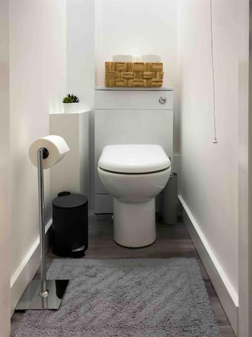 Modern Flat Near Train Station With Free Parking Apartment CBG Exterior photo