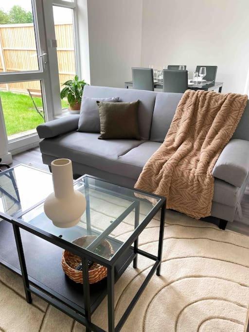 Modern Flat Near Train Station With Free Parking Apartment CBG Exterior photo