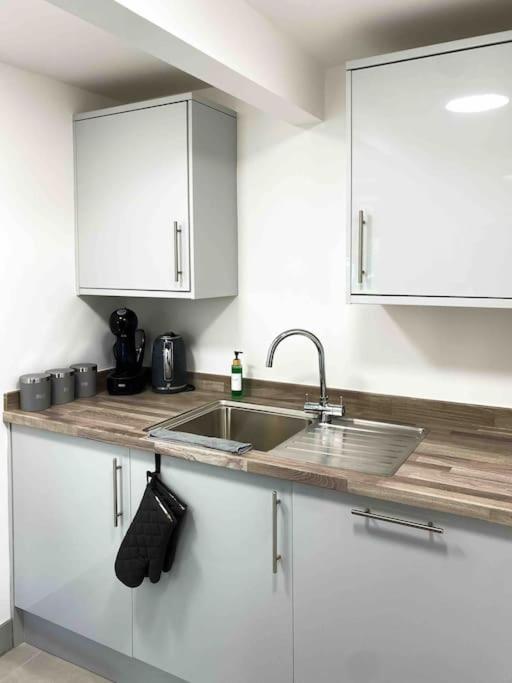 Modern Flat Near Train Station With Free Parking Apartment CBG Exterior photo