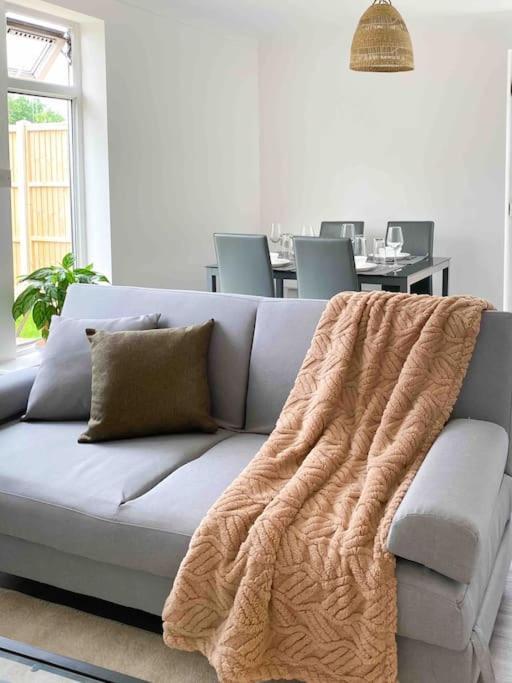 Modern Flat Near Train Station With Free Parking Apartment CBG Exterior photo