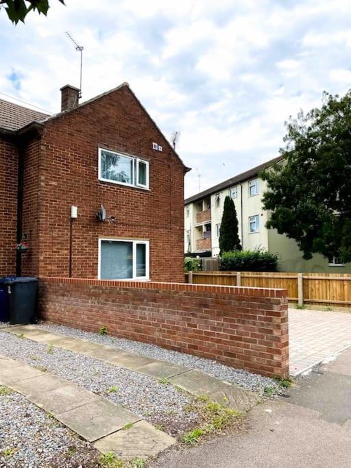 Modern Flat Near Train Station With Free Parking Apartment CBG Exterior photo